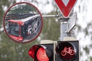 Ein runder Sicherheitsspiegel für Radfahrer ist an einer Ampelkreuzung angebracht. © dpa Foto: Friso Gentsch