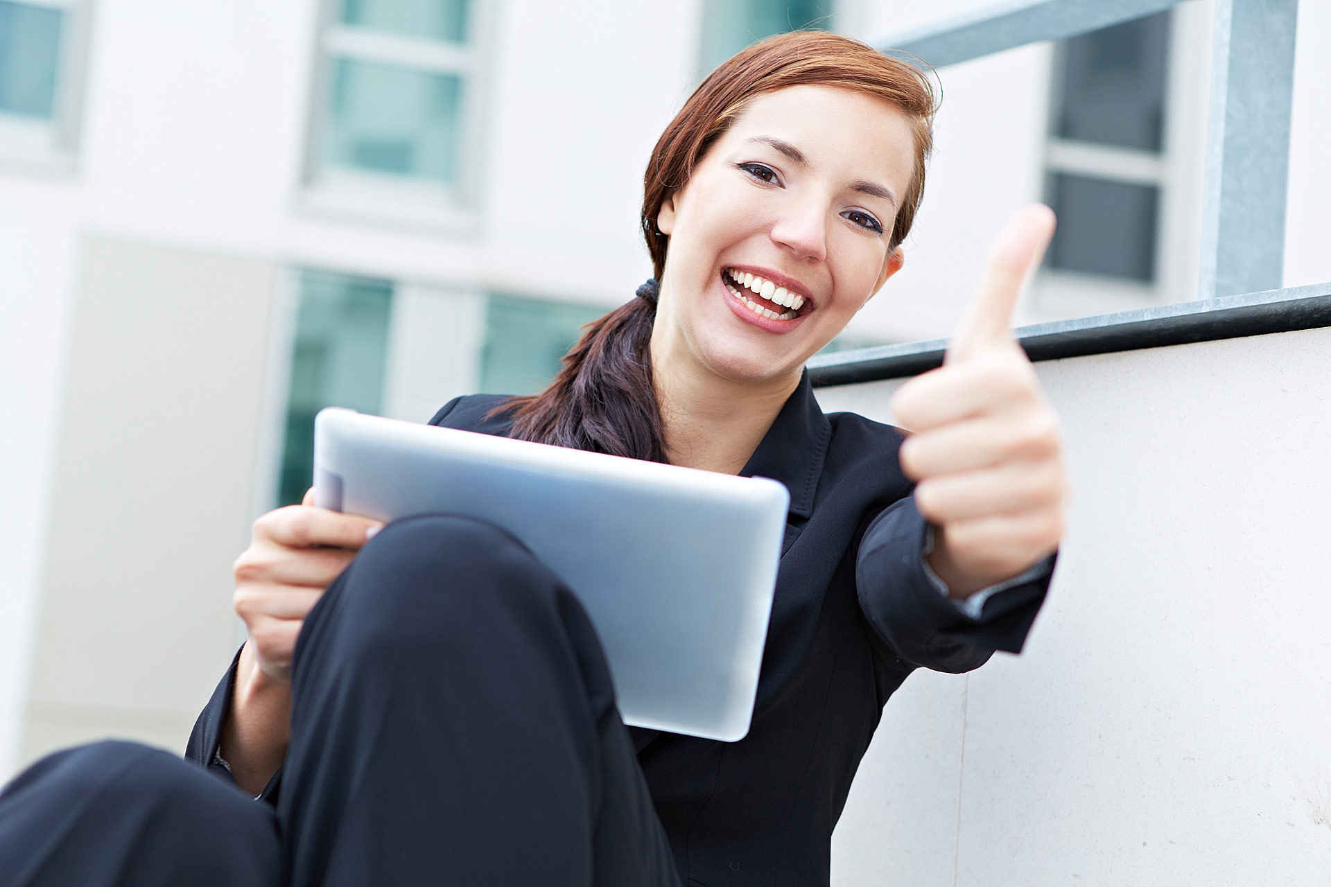 She is holding. женщина держит руки вверх. девочек в имеют. девушка удивлена реальное фото. She is holding.