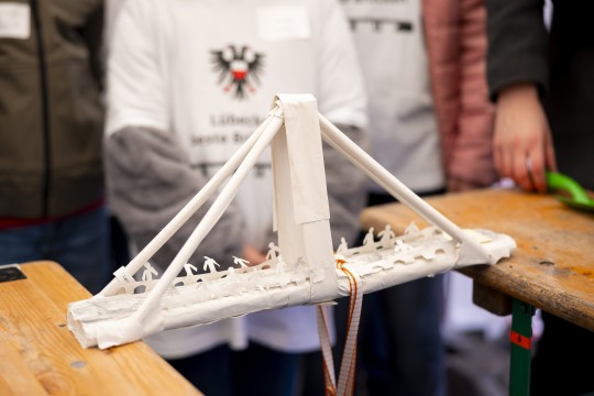 Oktober 2024 | Preisverleihung des Papierbrückenwettbewerbs 